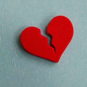 دانلود آهنگ یه جوون دل شکسته گوشه ای تنها نشسته