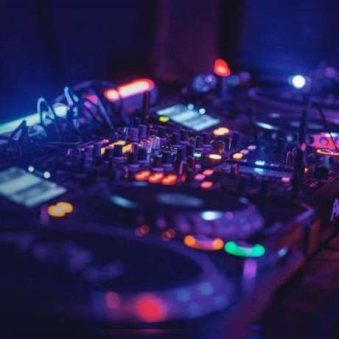 دانلود آهنگ علی تکتا بین ما نگو فاصله س خیلی