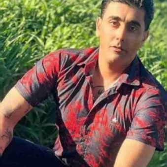 دانلود آهنگ میخونم از عمق نگات اما ندیدی گلم